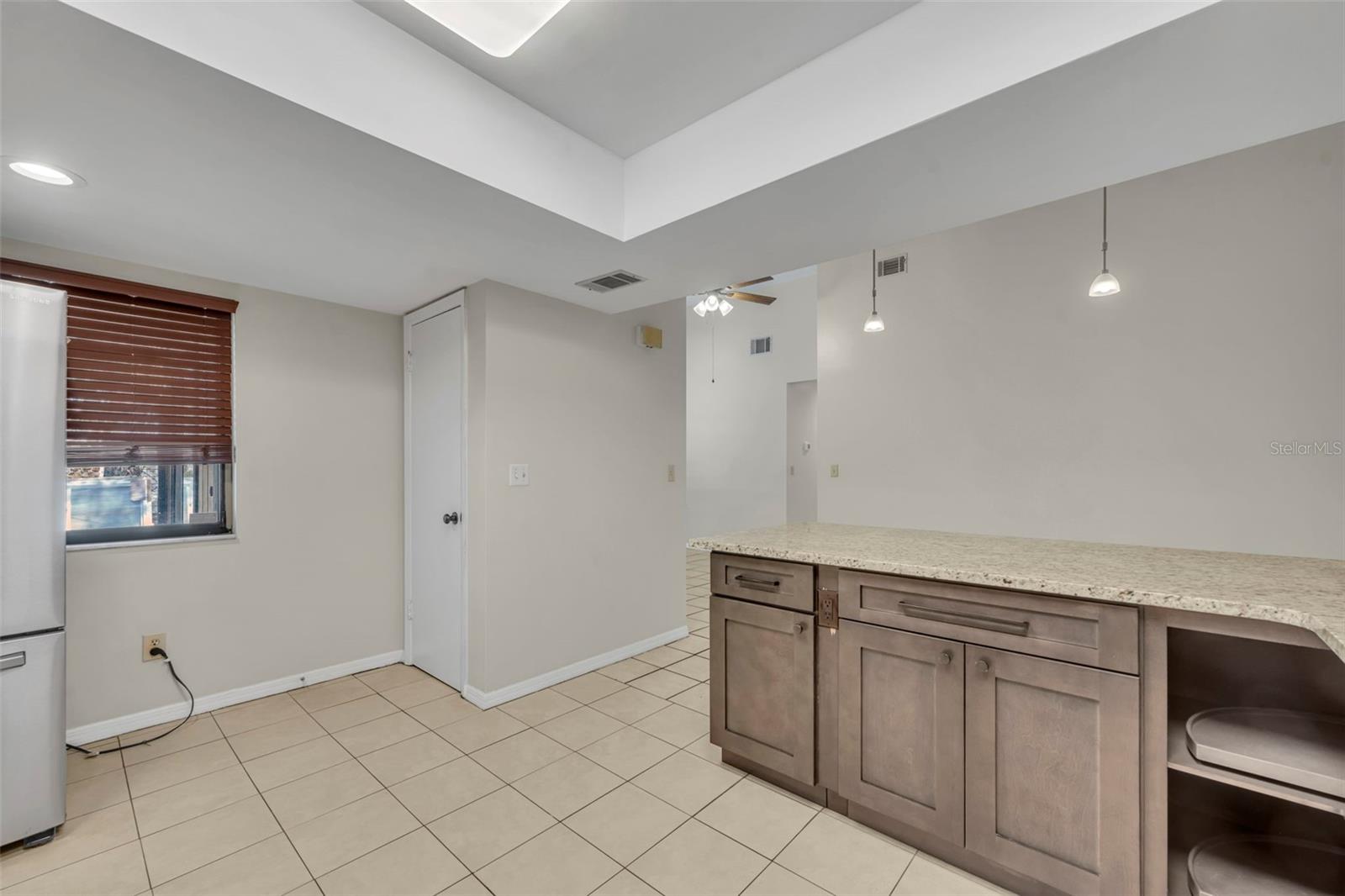 Image 16 of 25 For 932 Robinhood Court