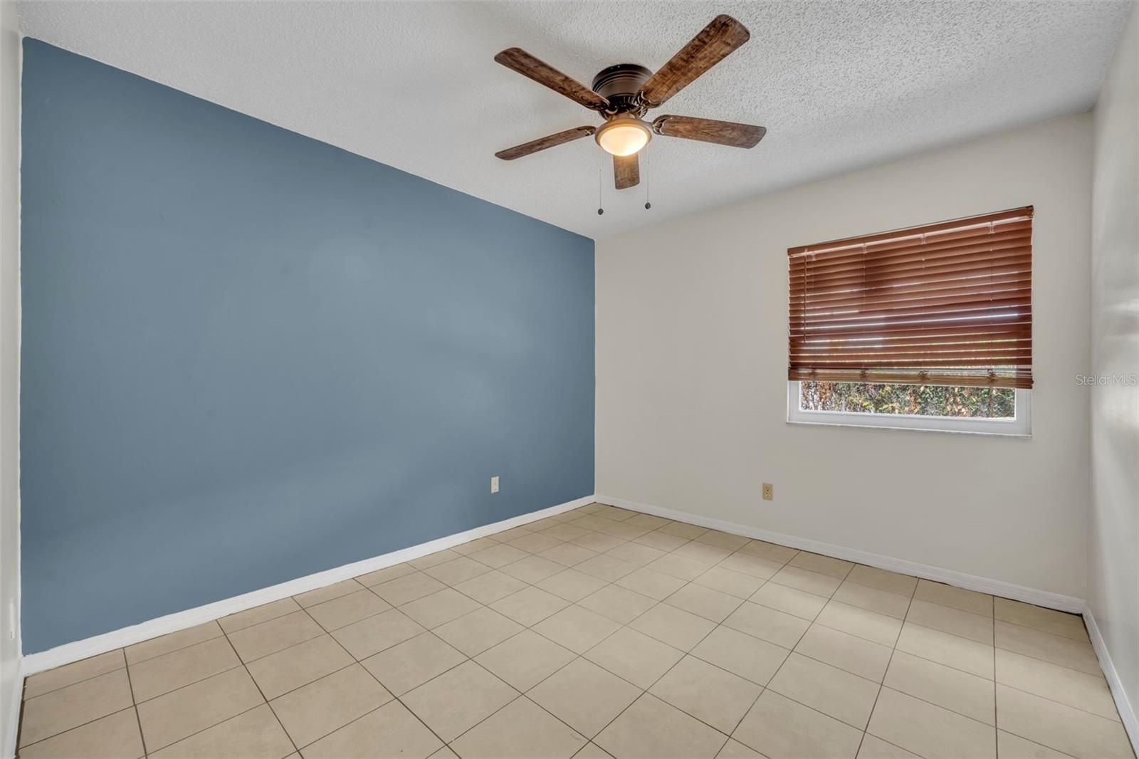 Image 18 of 25 For 932 Robinhood Court