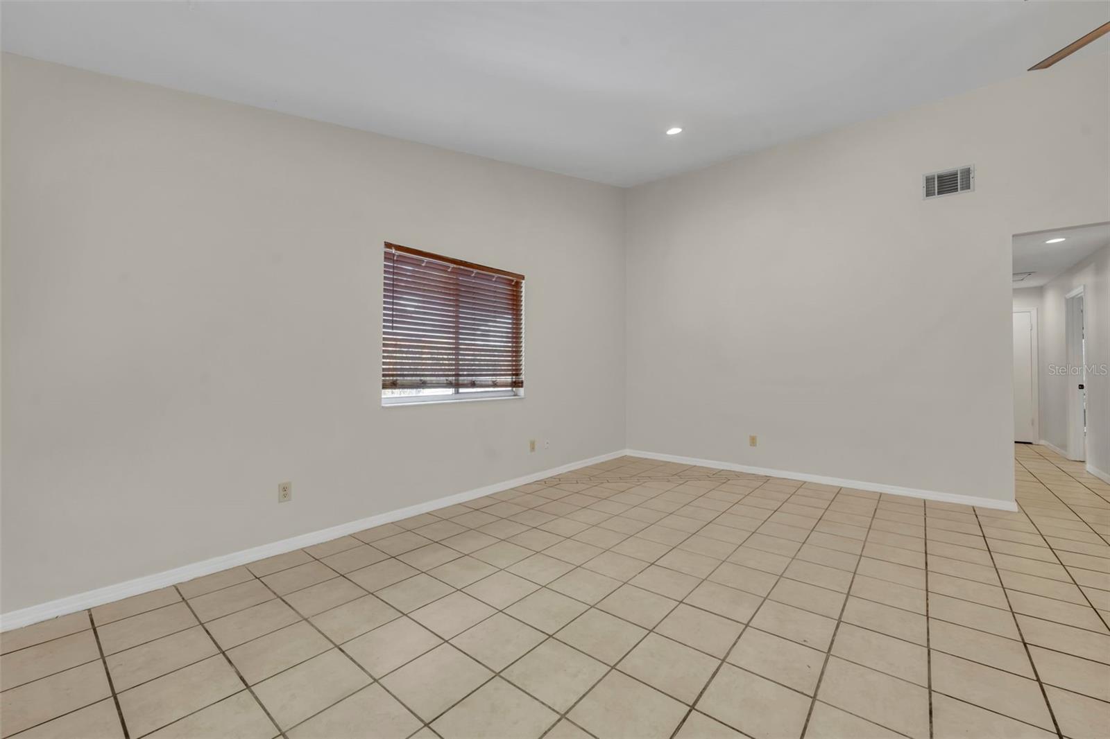 Image 4 of 25 For 932 Robinhood Court