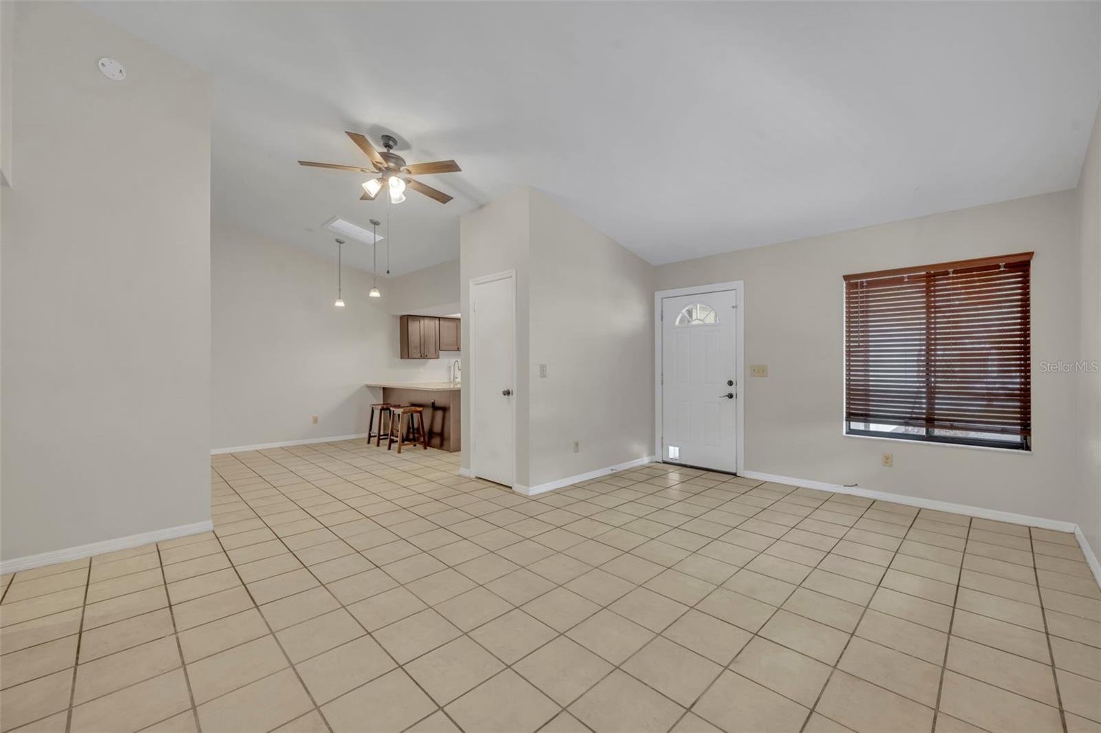 Image 6 of 25 For 932 Robinhood Court