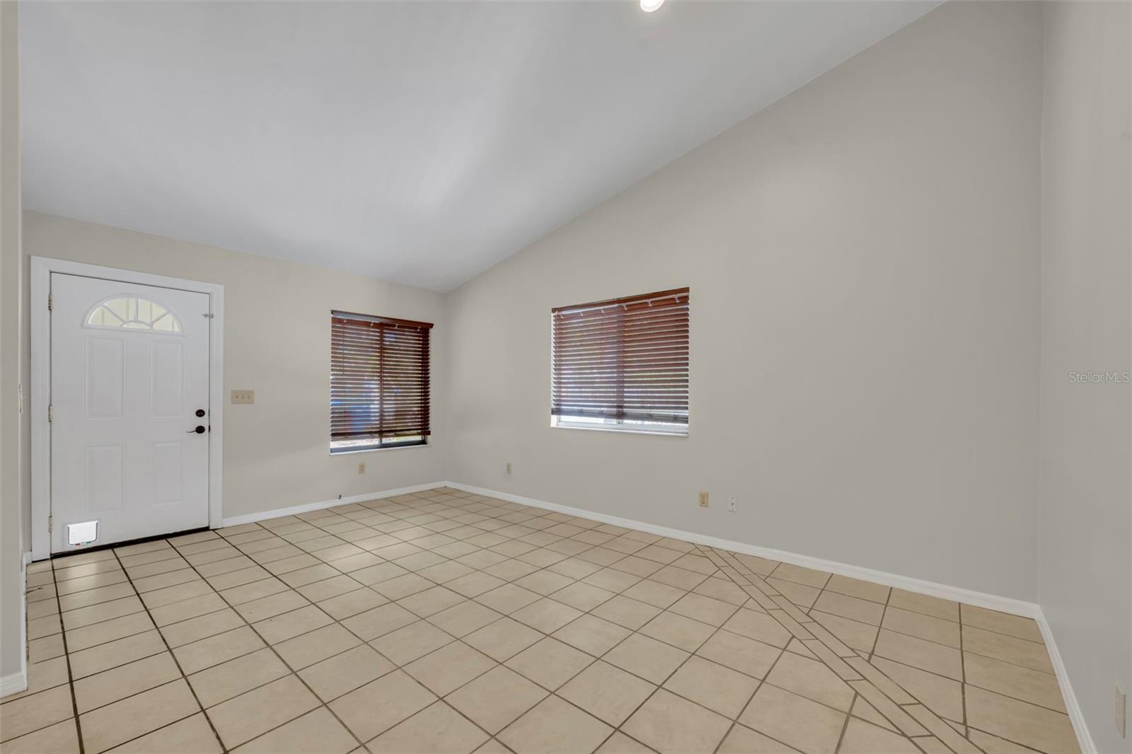 Image 7 of 25 For 932 Robinhood Court