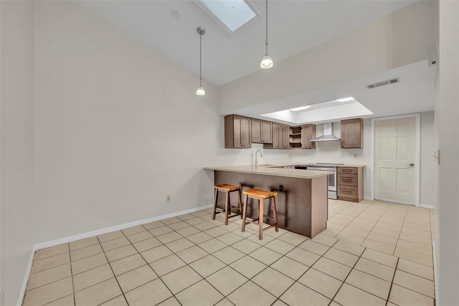 Image 8 of 25 For 932 Robinhood Court