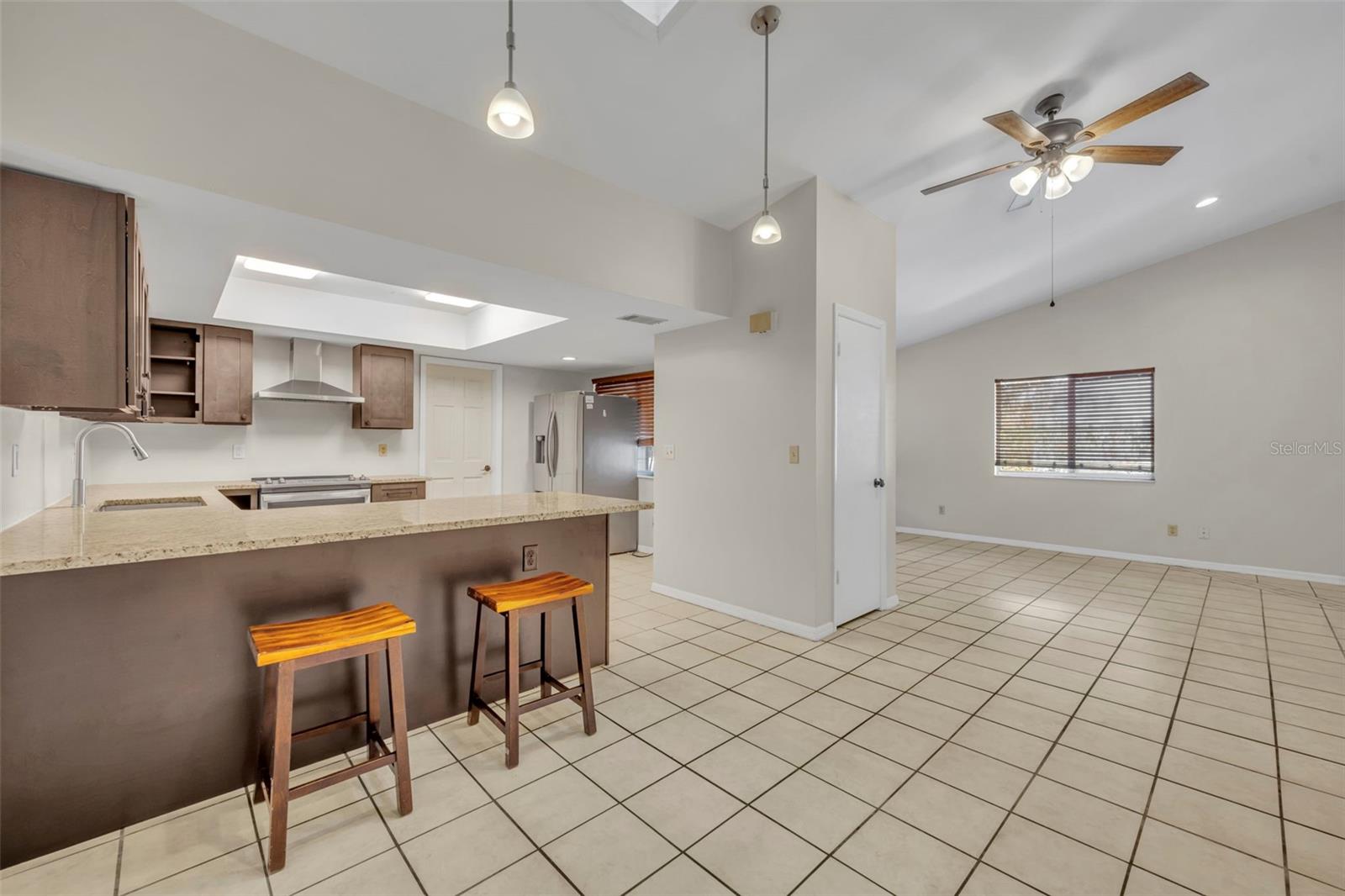 Image 9 of 25 For 932 Robinhood Court