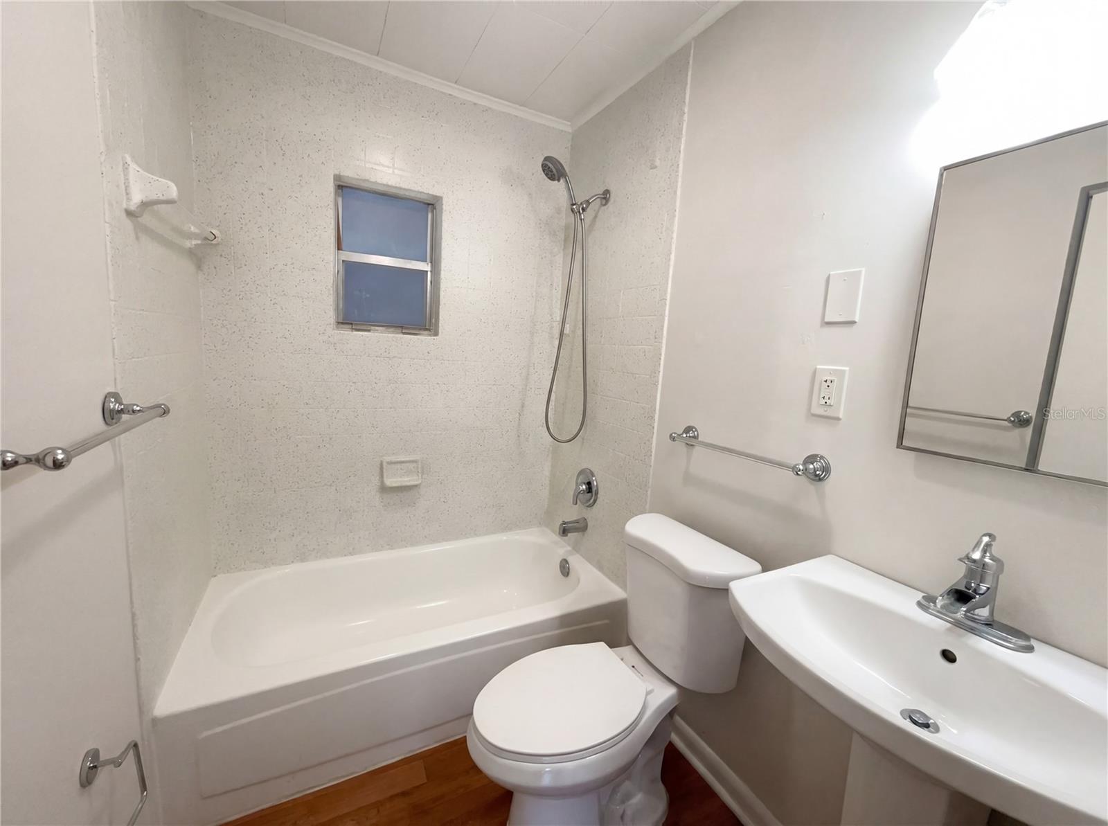 Listing photo id 12 for 4607 Yukon Street