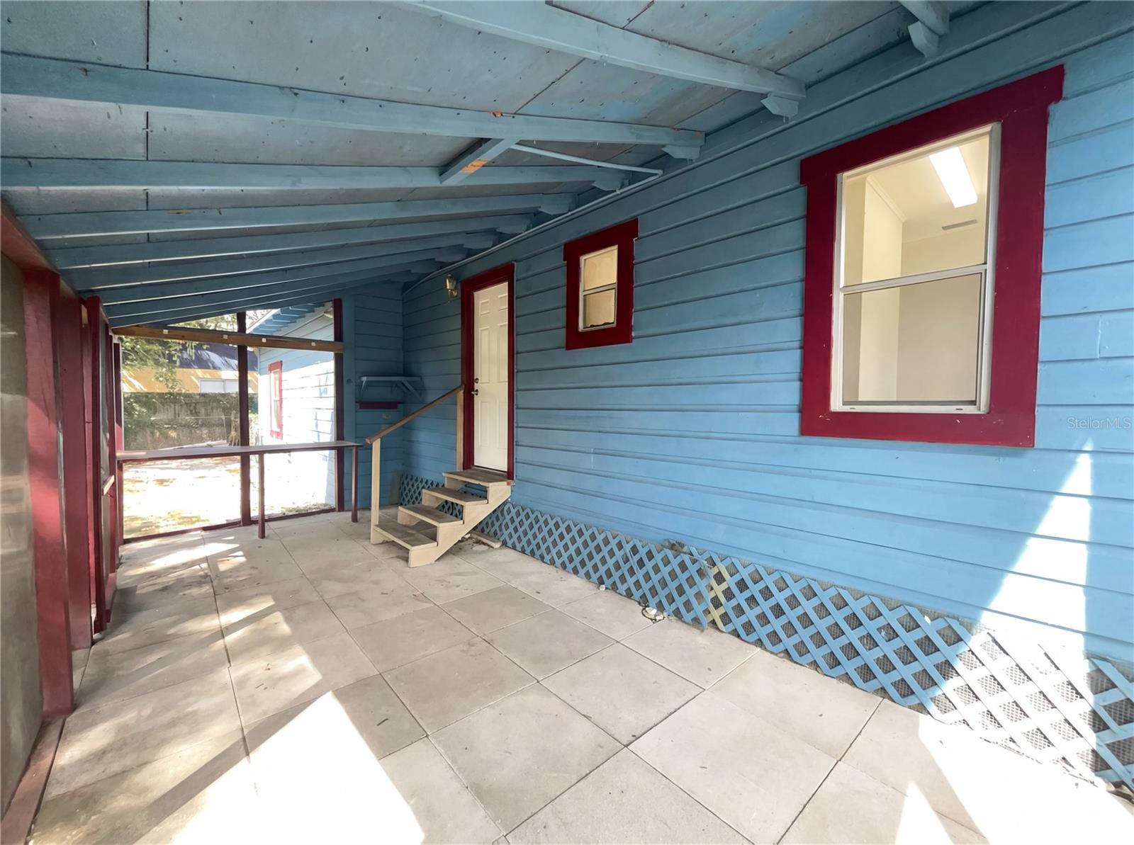 Listing photo id 14 for 4607 Yukon Street