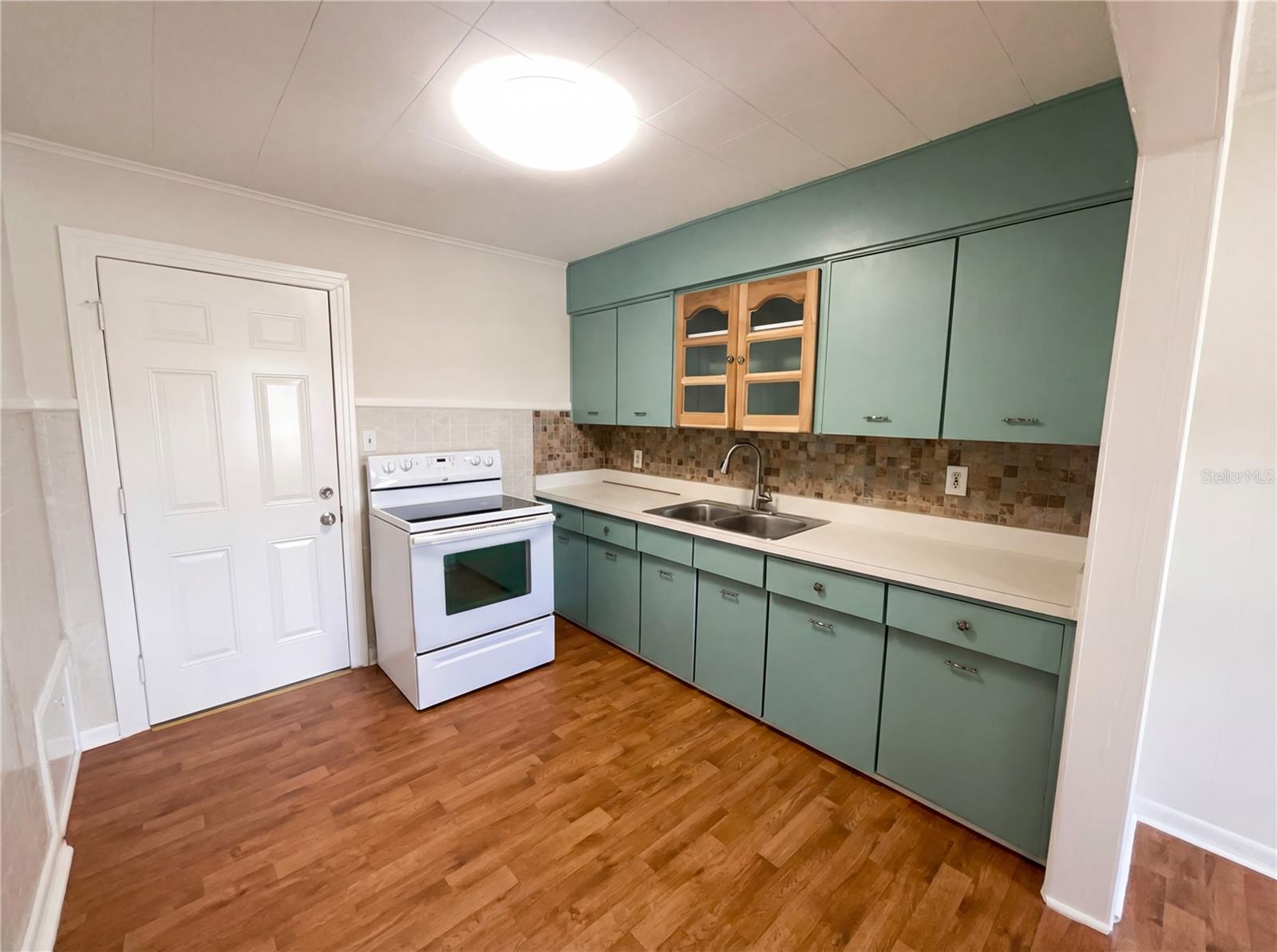 Listing photo id 1 for 4607 Yukon Street