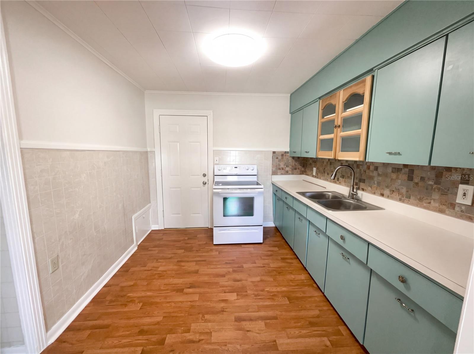 Listing photo id 2 for 4607 Yukon Street