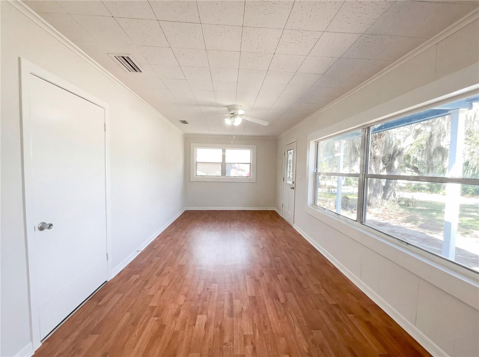 Listing photo id 4 for 4607 Yukon Street