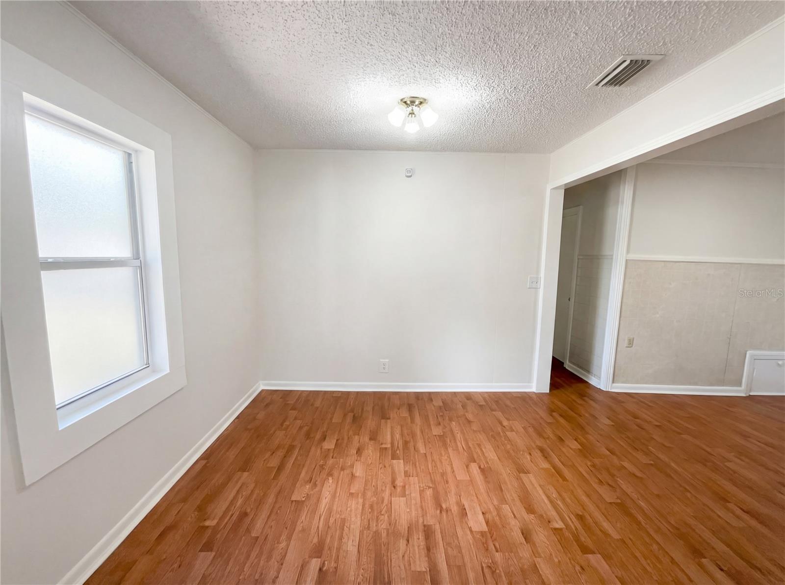 Listing photo id 5 for 4607 Yukon Street