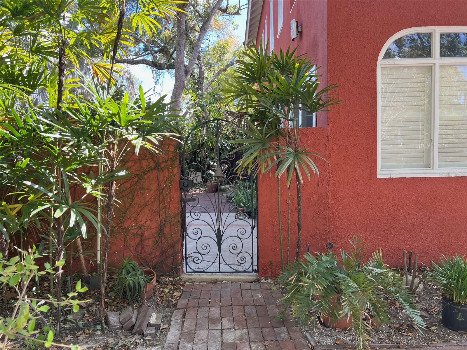 Image 7 of 69 For 318 Vitoria Avenue