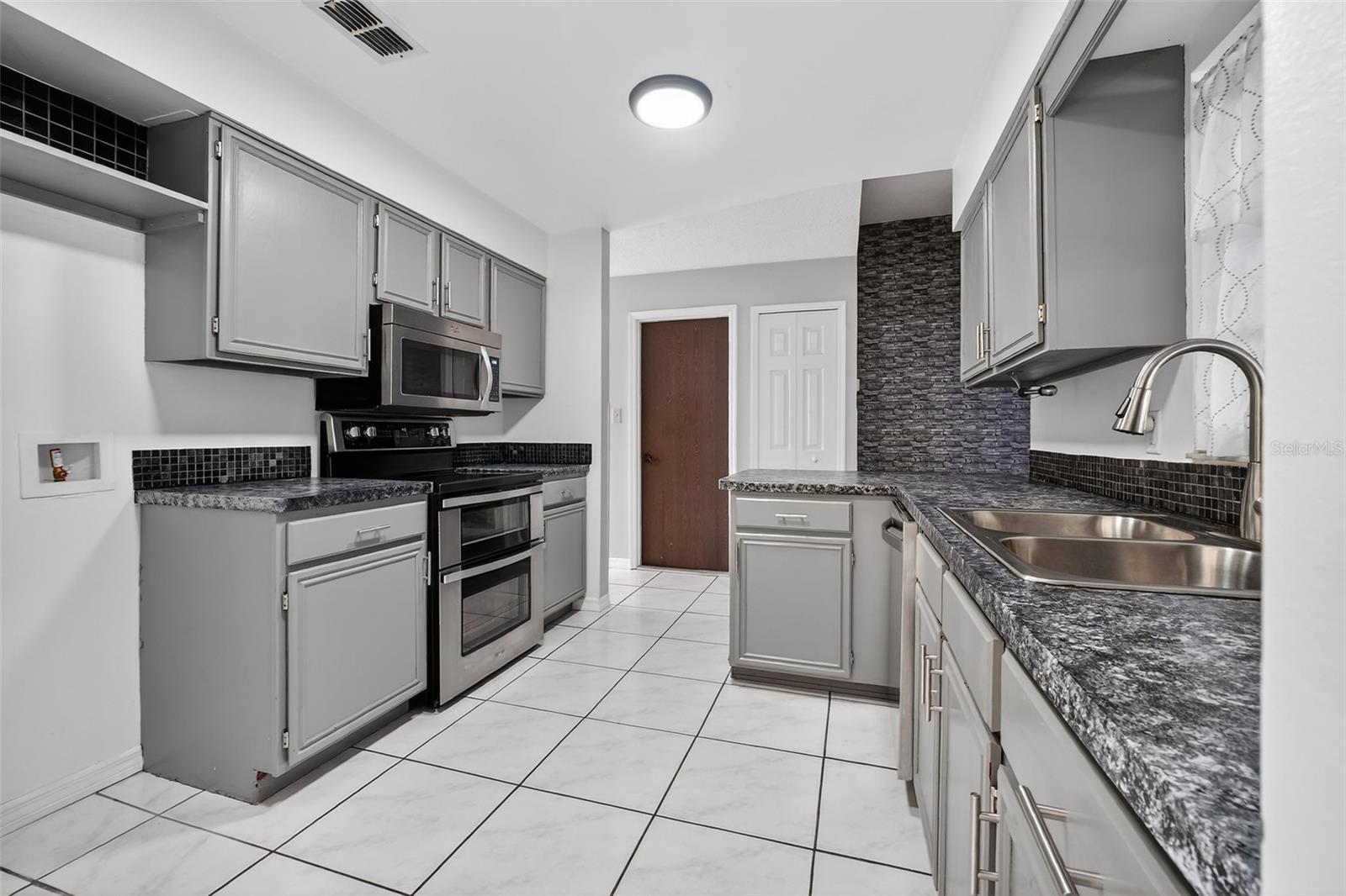 Image 9 of 46 For 10464 Bridlewood Avenue