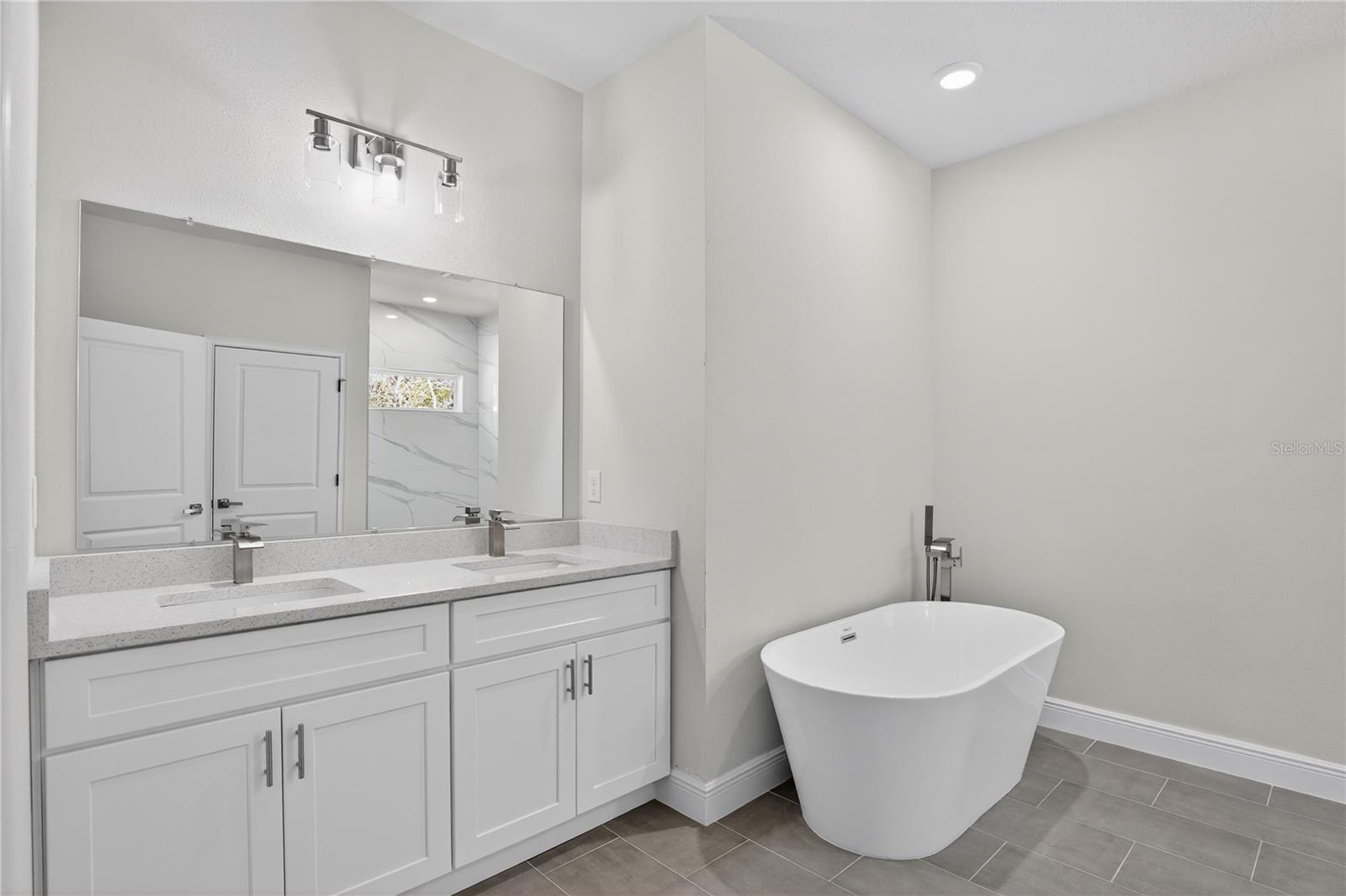 Listing photo id 18 for 10707 Hatari Drive