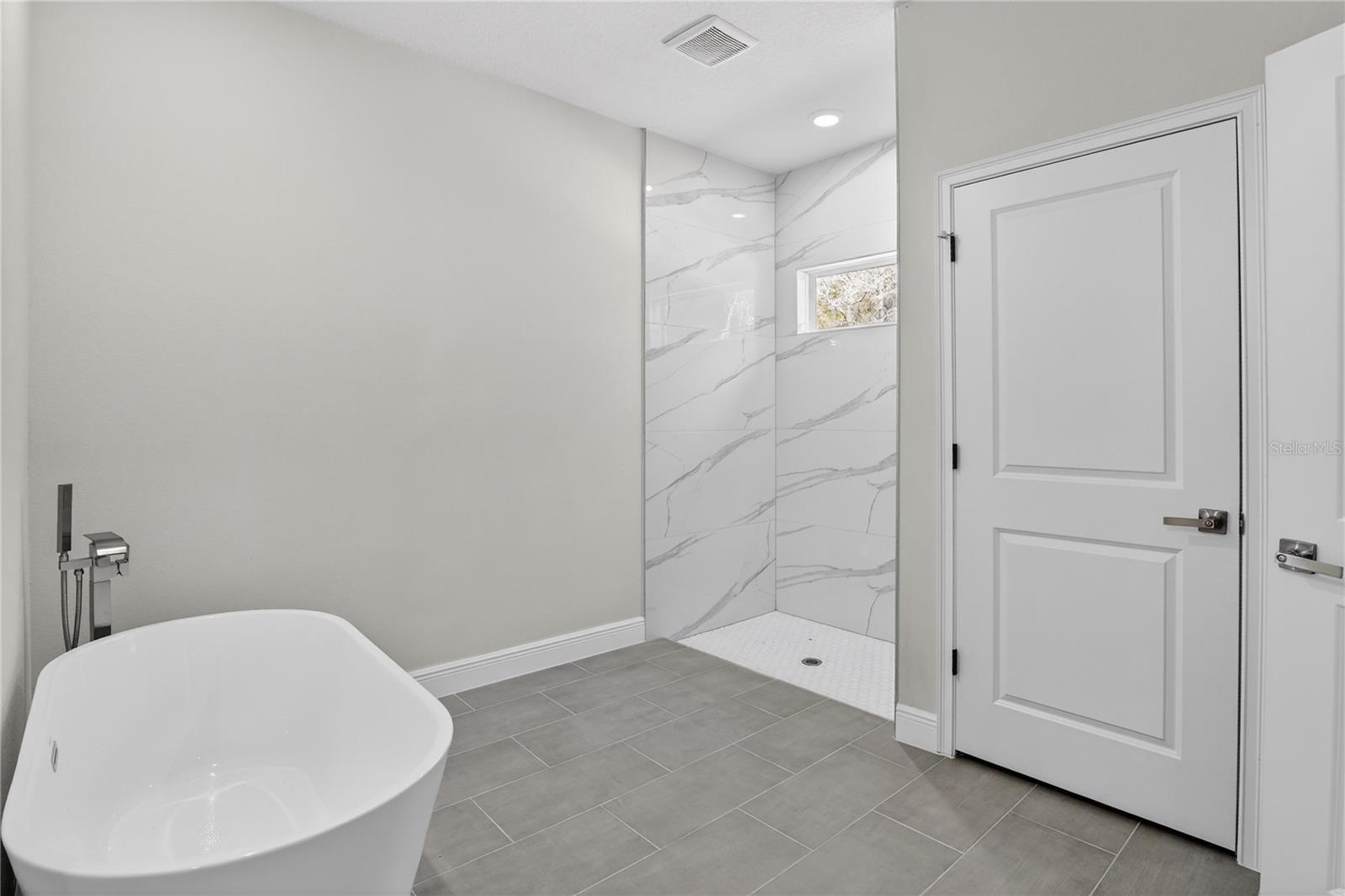 Listing photo id 19 for 10707 Hatari Drive