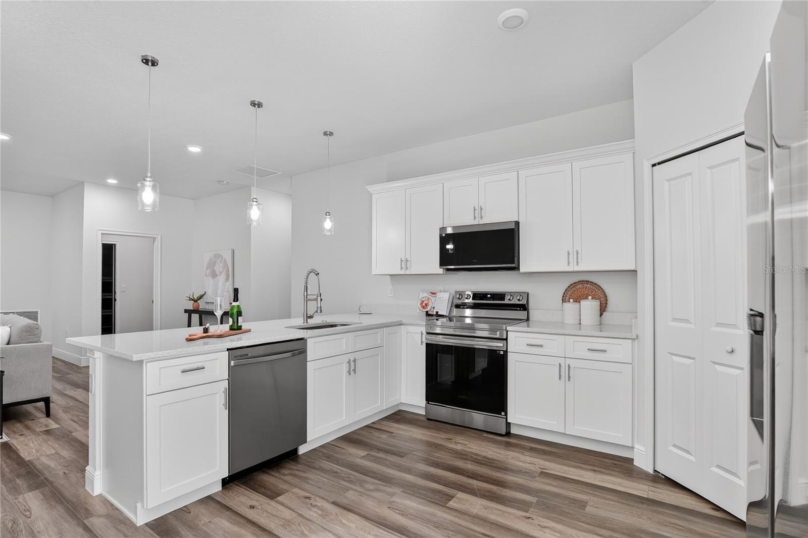 Listing photo id 5 for 10707 Hatari Drive