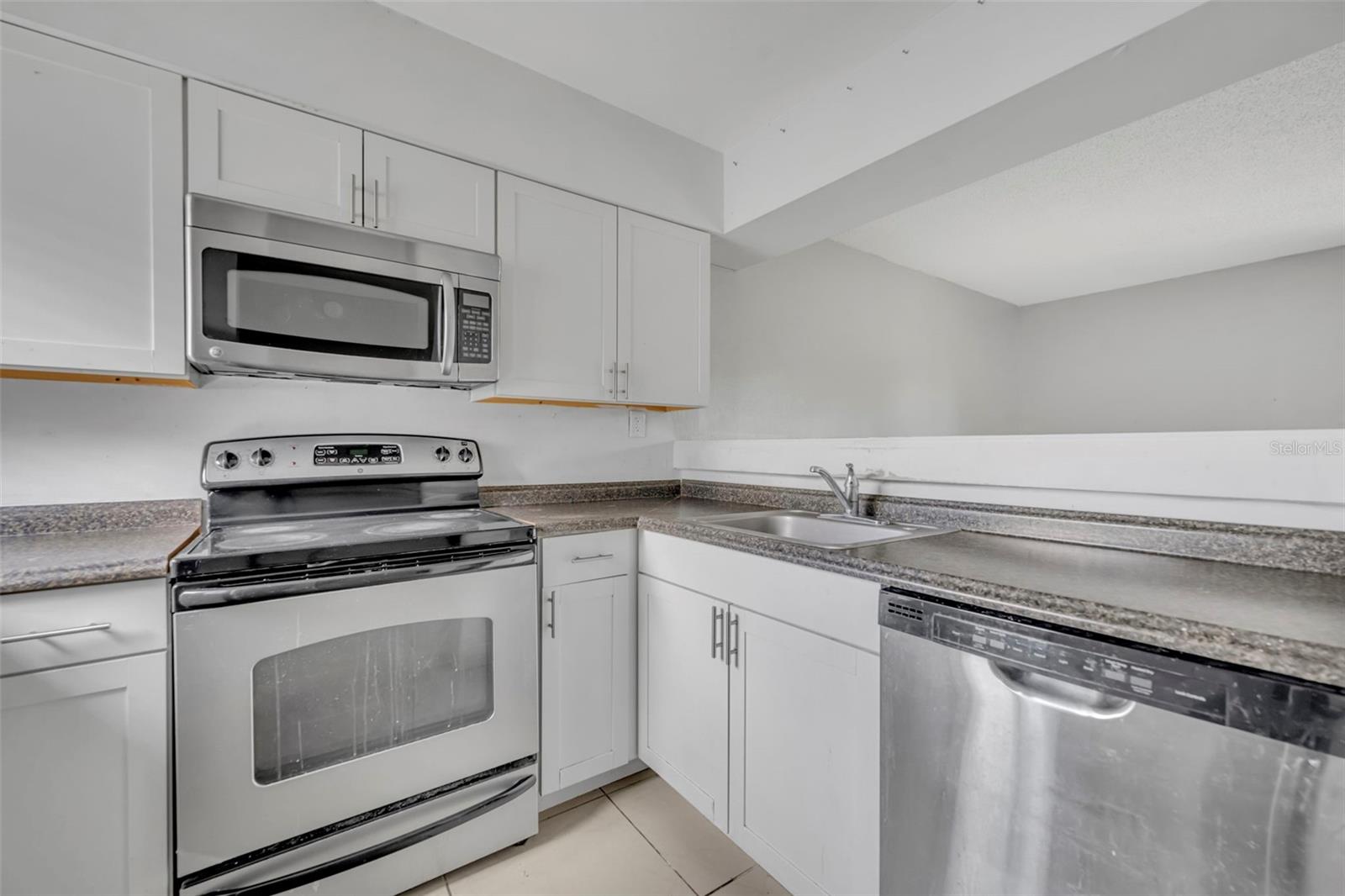 Listing photo id 5 for 236 Scottsdale Square 236