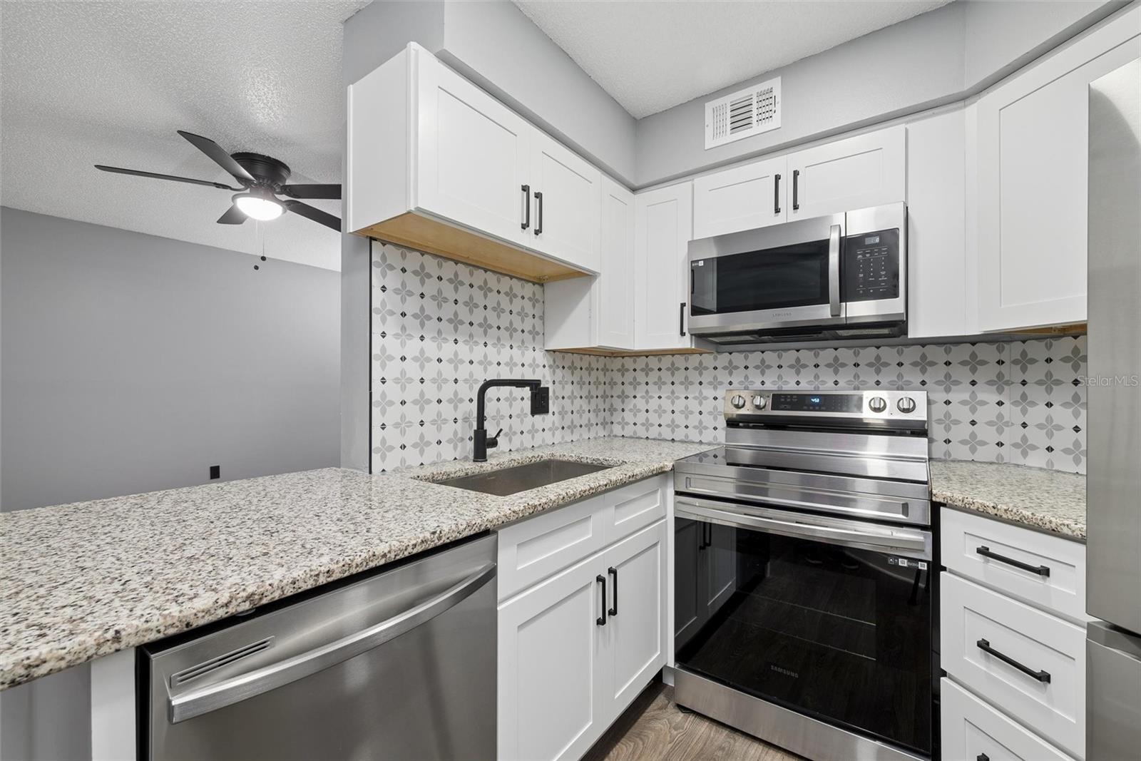 Image 10 of 41 For 4031 Atrium Drive L6