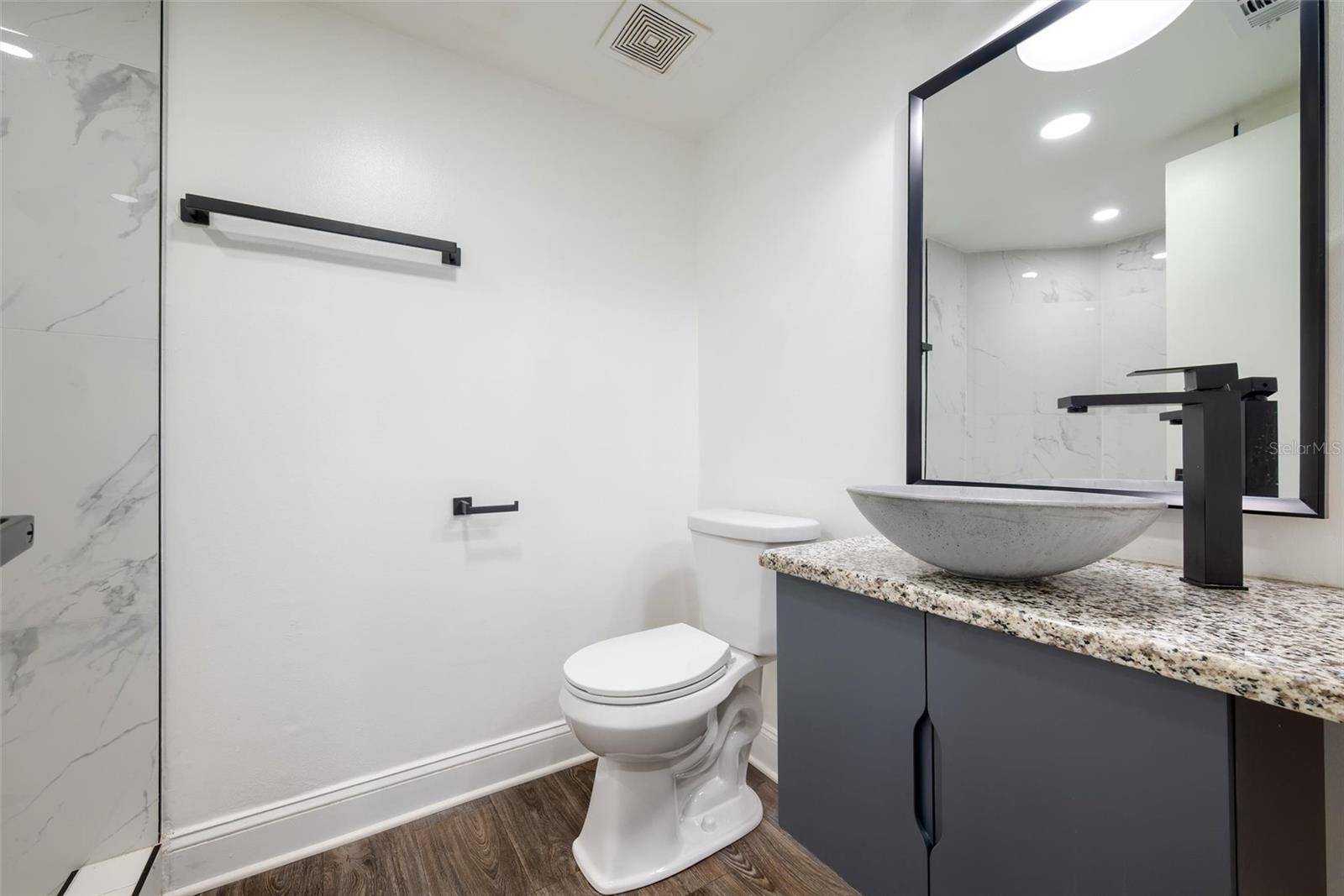 Image 14 of 41 For 4031 Atrium Drive L6