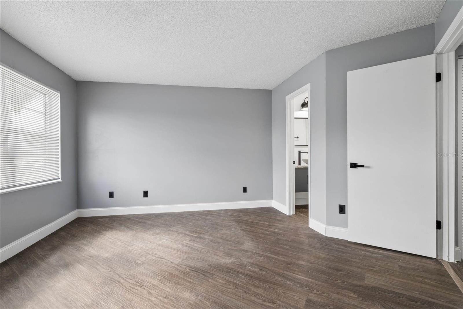 Image 21 of 41 For 4031 Atrium Drive L6