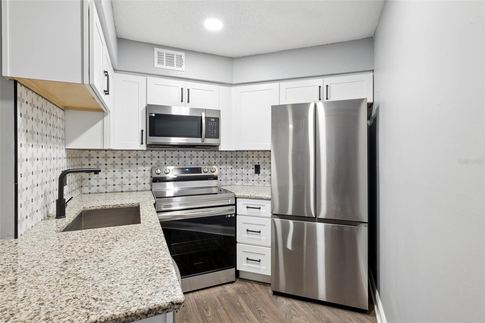 Image 9 of 41 For 4031 Atrium Drive L6