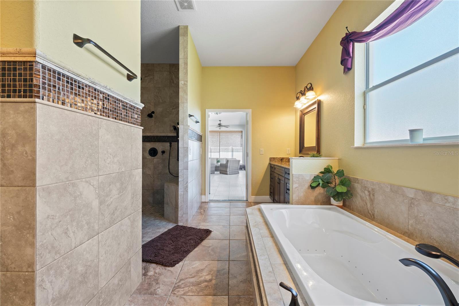 Listing photo id 17 for 204 Bengal Circle