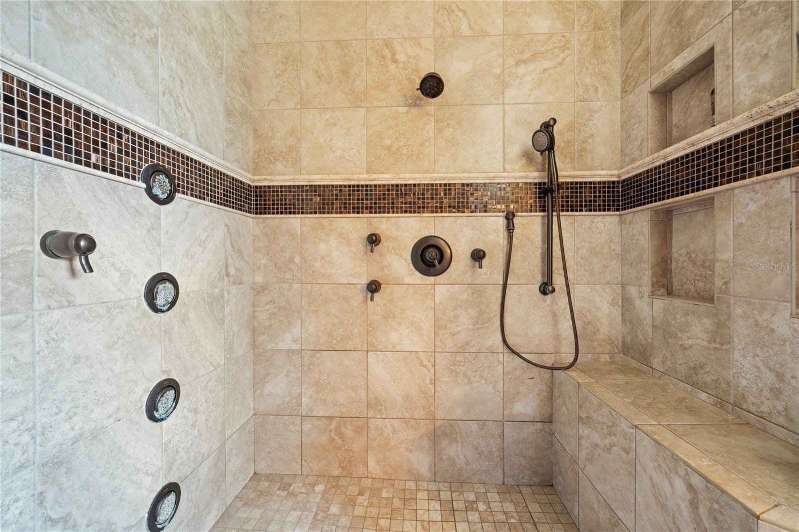 Listing photo id 19 for 204 Bengal Circle