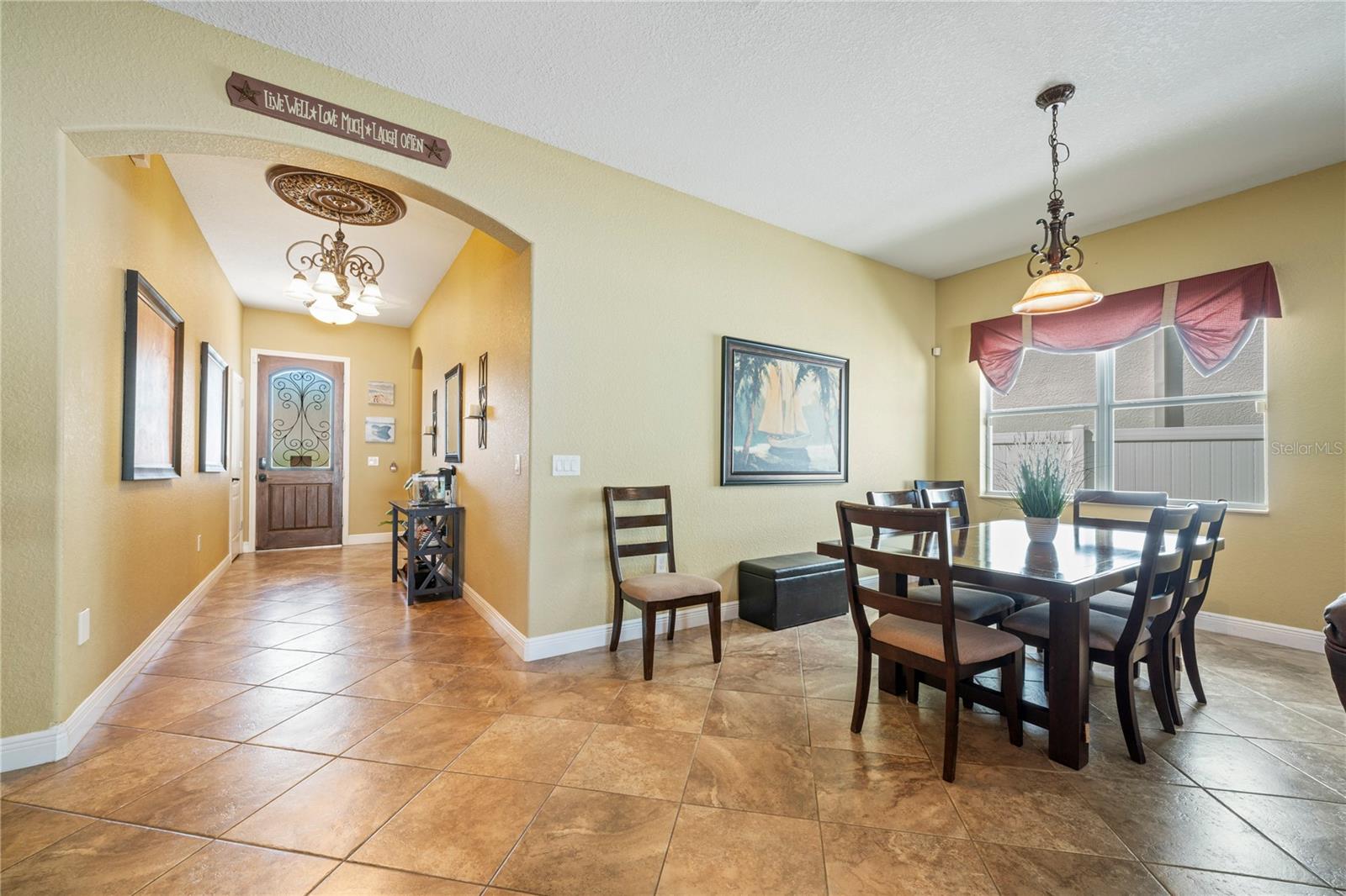 Listing photo id 2 for 204 Bengal Circle