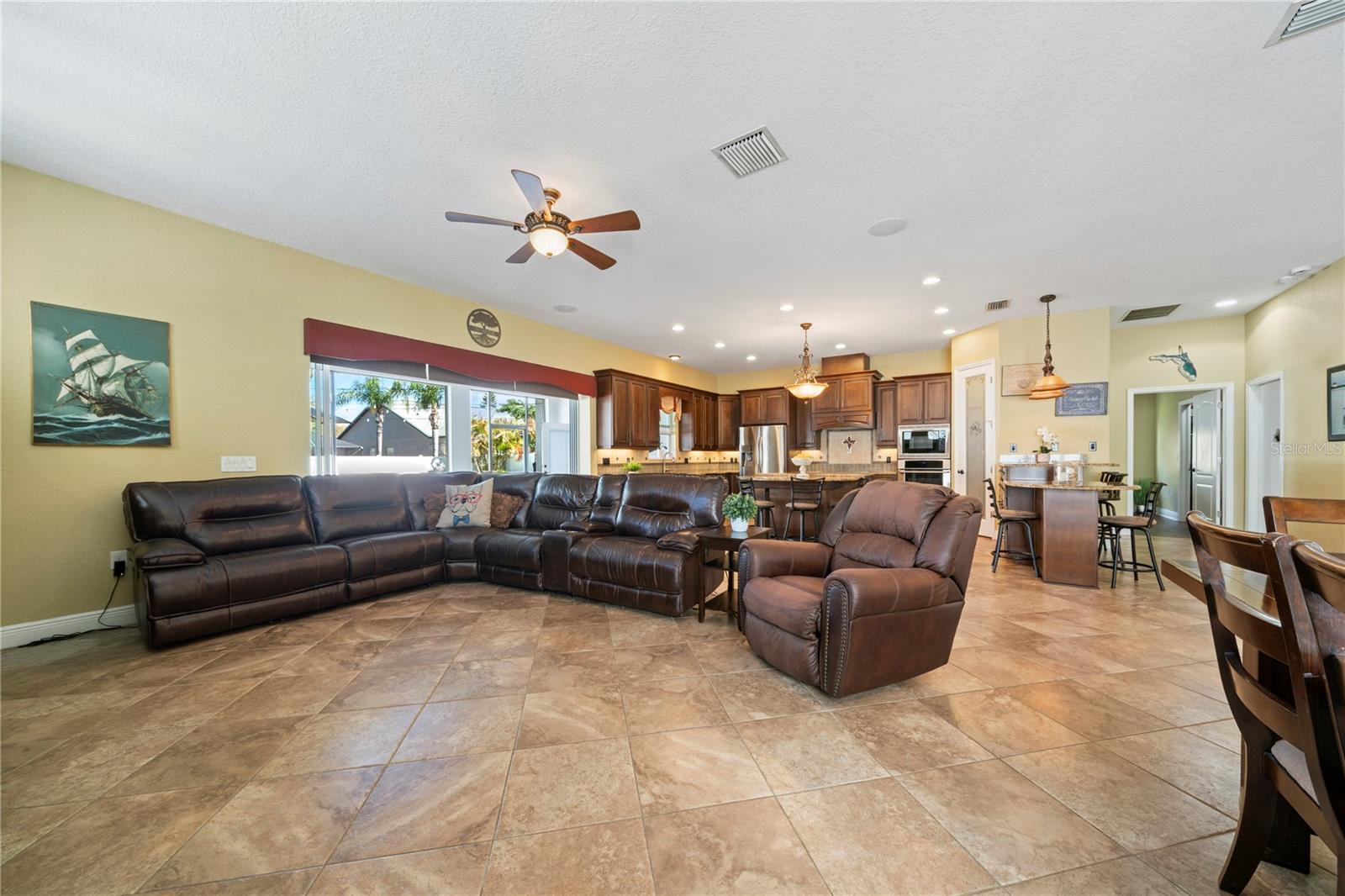 Listing photo id 4 for 204 Bengal Circle