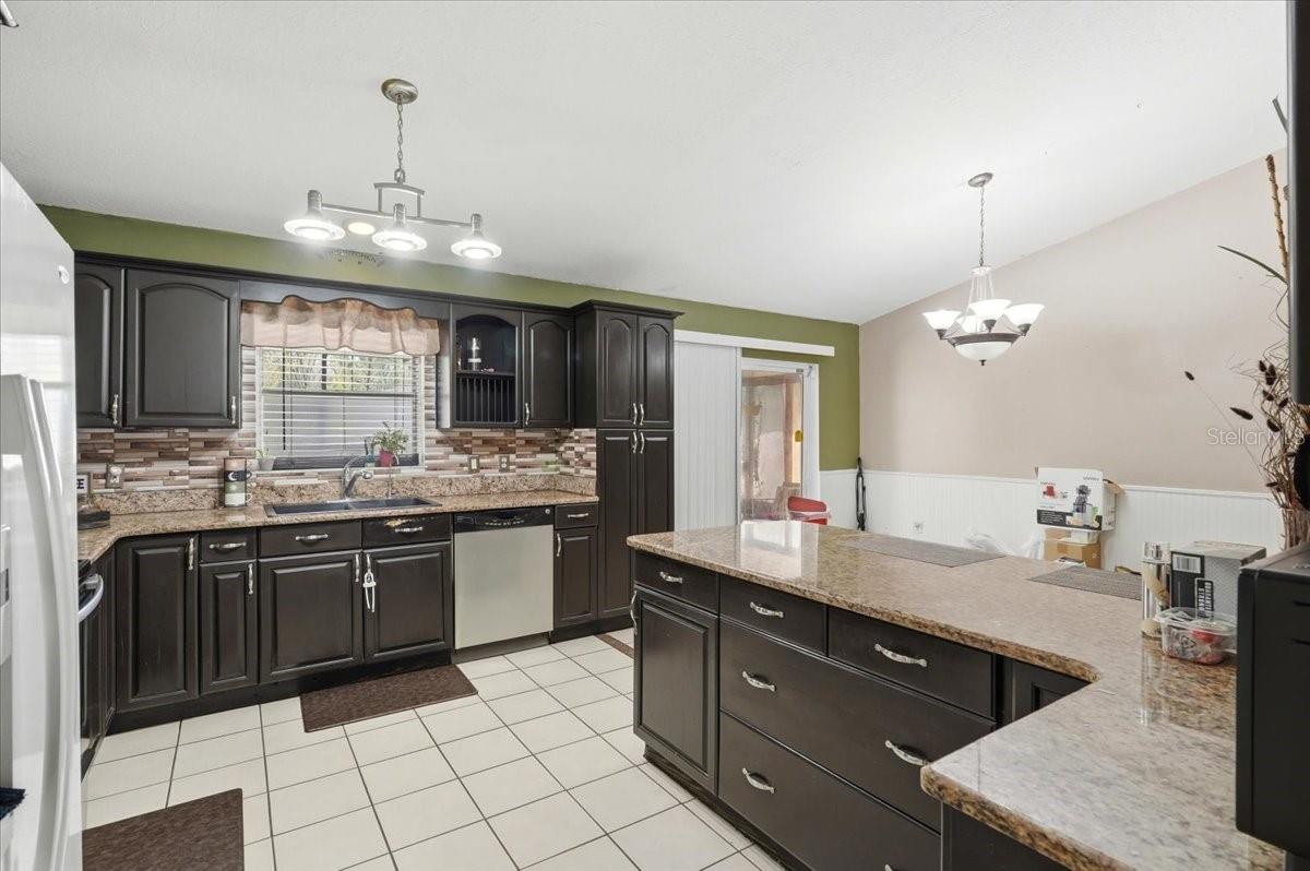 Listing photo id 4 for 713 Pincon Lane