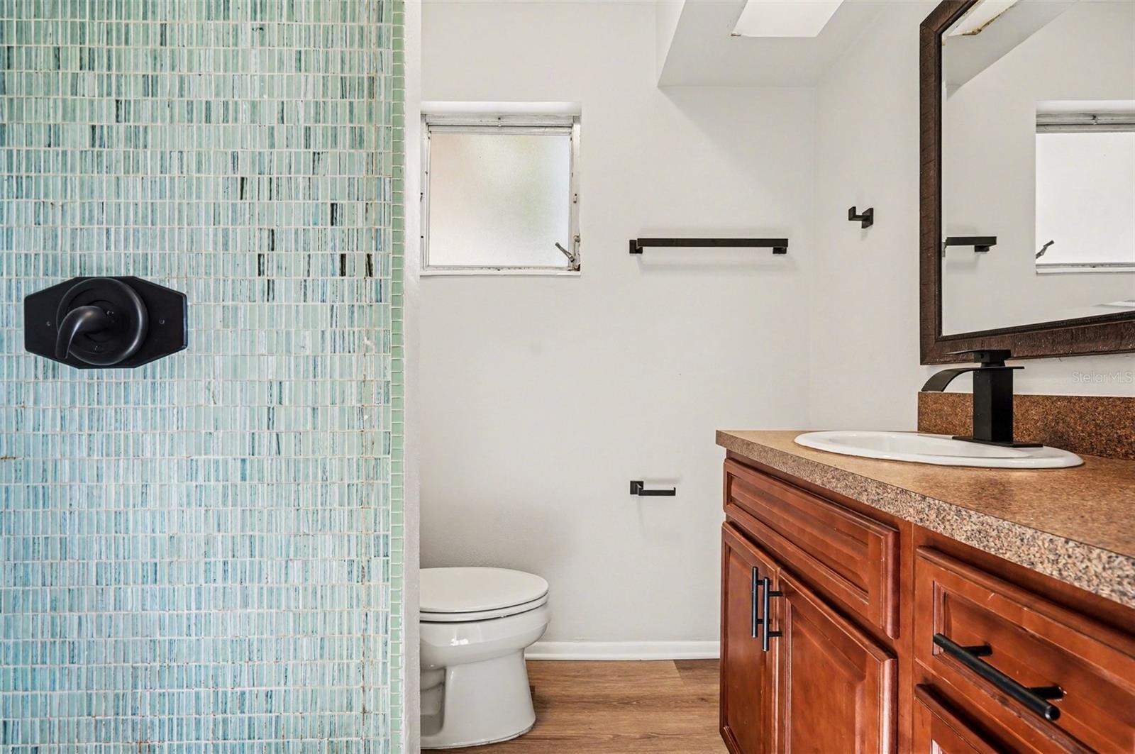 Image 23 of 28 For 770 Mohawk Avenue