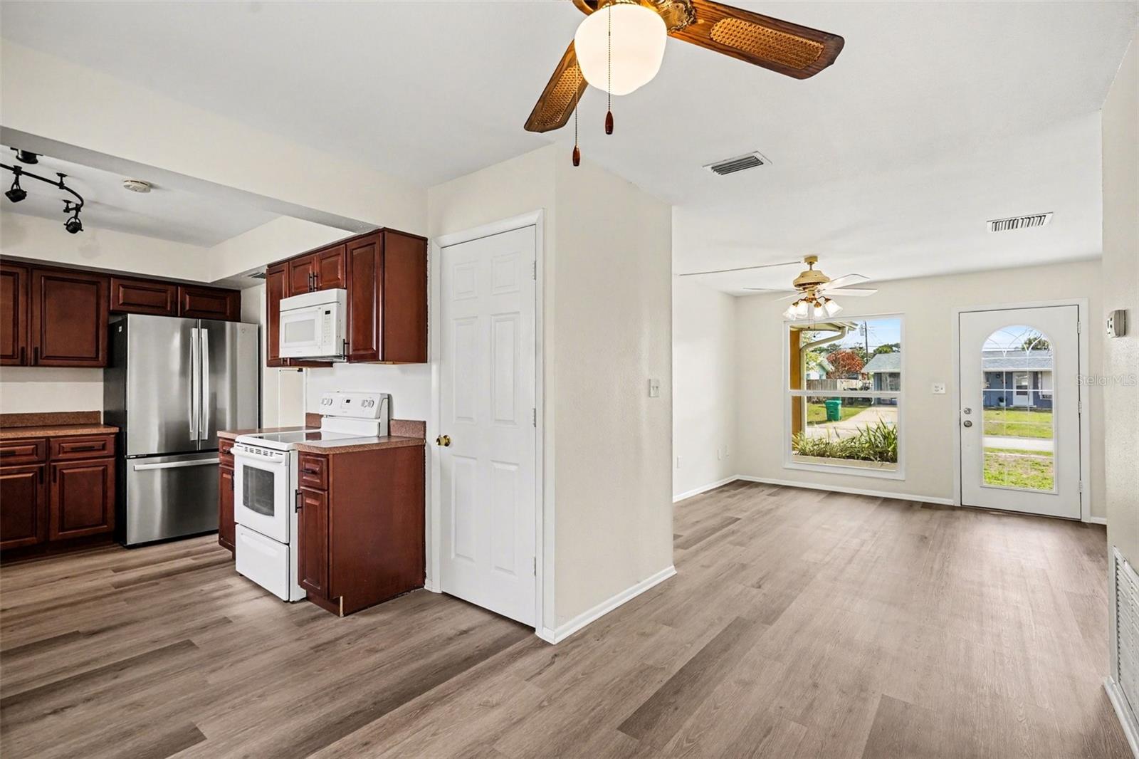 Image 8 of 28 For 770 Mohawk Avenue