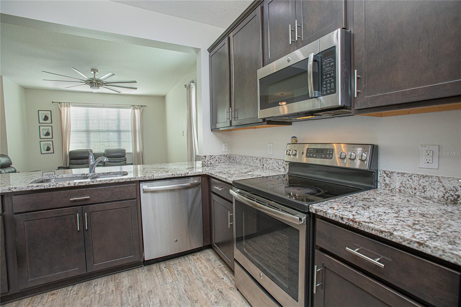 Image 4 of 33 For 2427 Liner Avenue