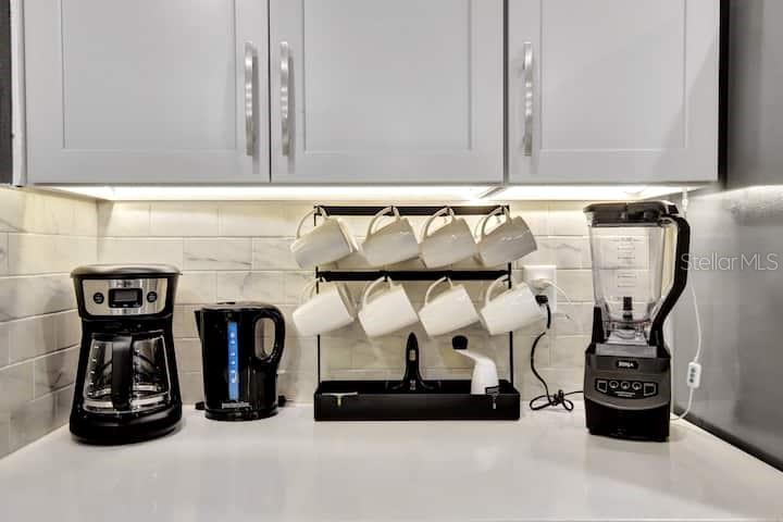 Image 9 of 62 For 1919 Tropical Palms Circle