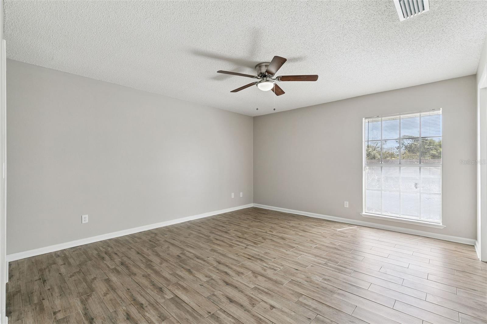 Image 23 of 35 For 489 Deerwood Avenue