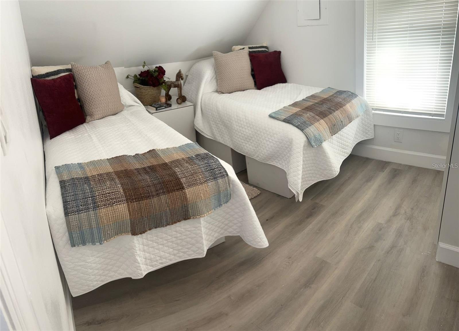 Image 7 of 12 For 860 Magnolia Avenue 3