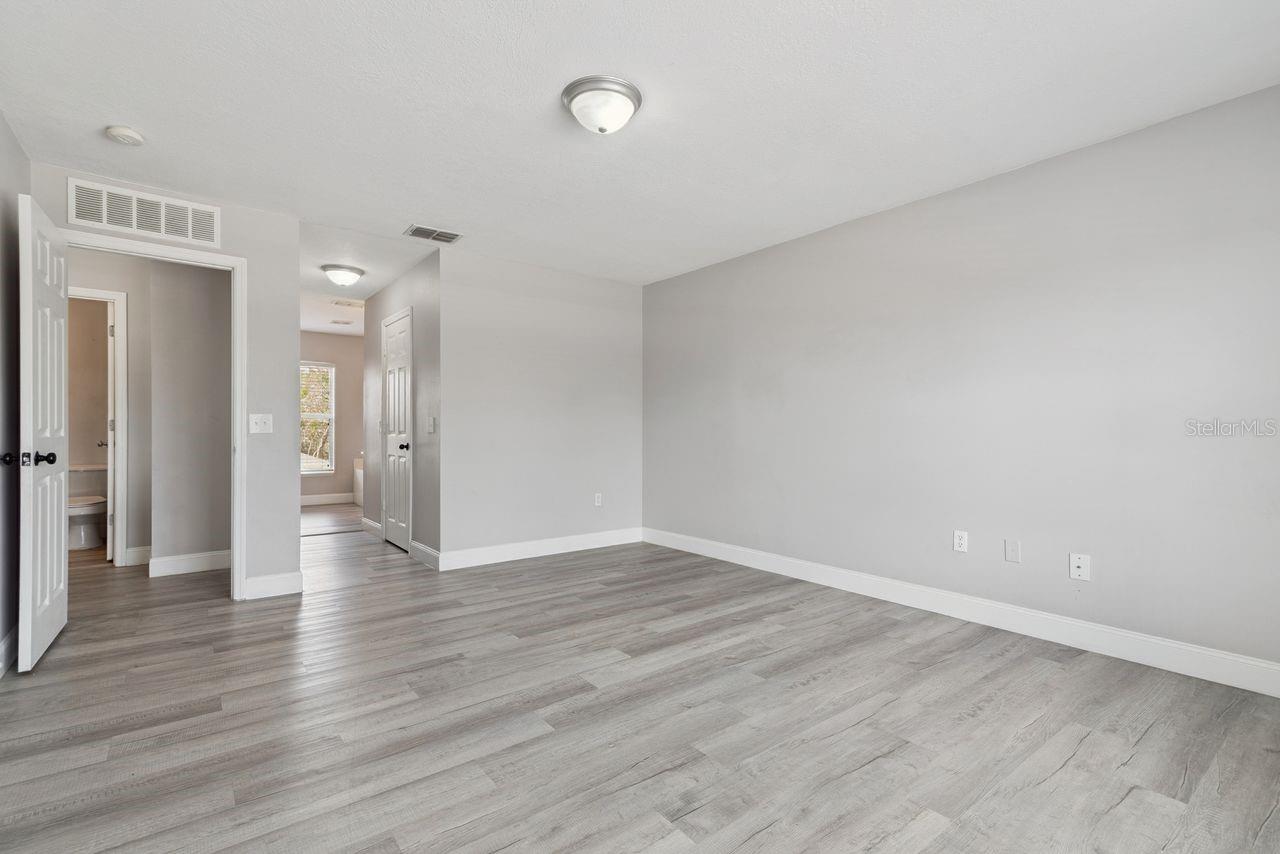 Image 24 of 45 For 2735 Howland Boulevard