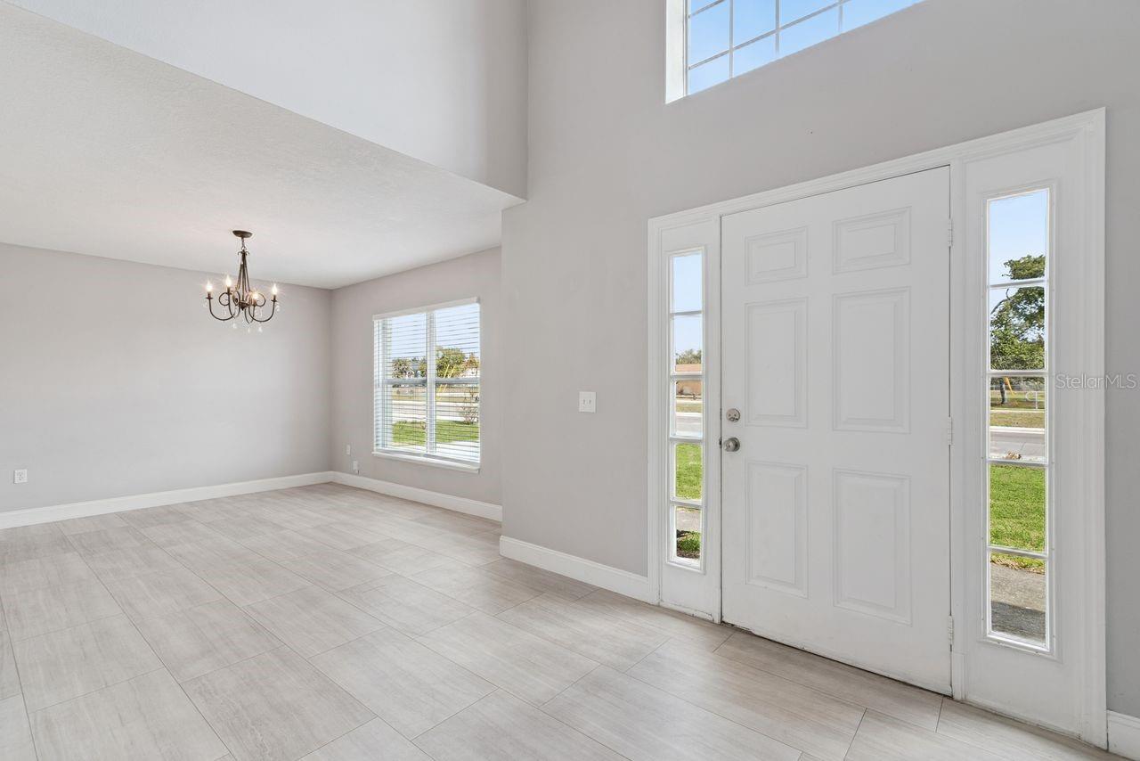 Image 5 of 45 For 2735 Howland Boulevard