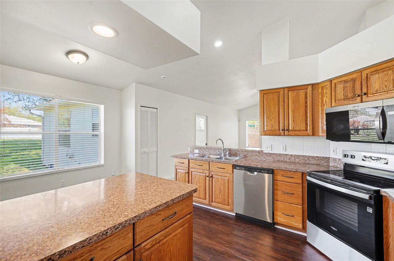 Image 13 of 25 For 3334 Lake View Circle