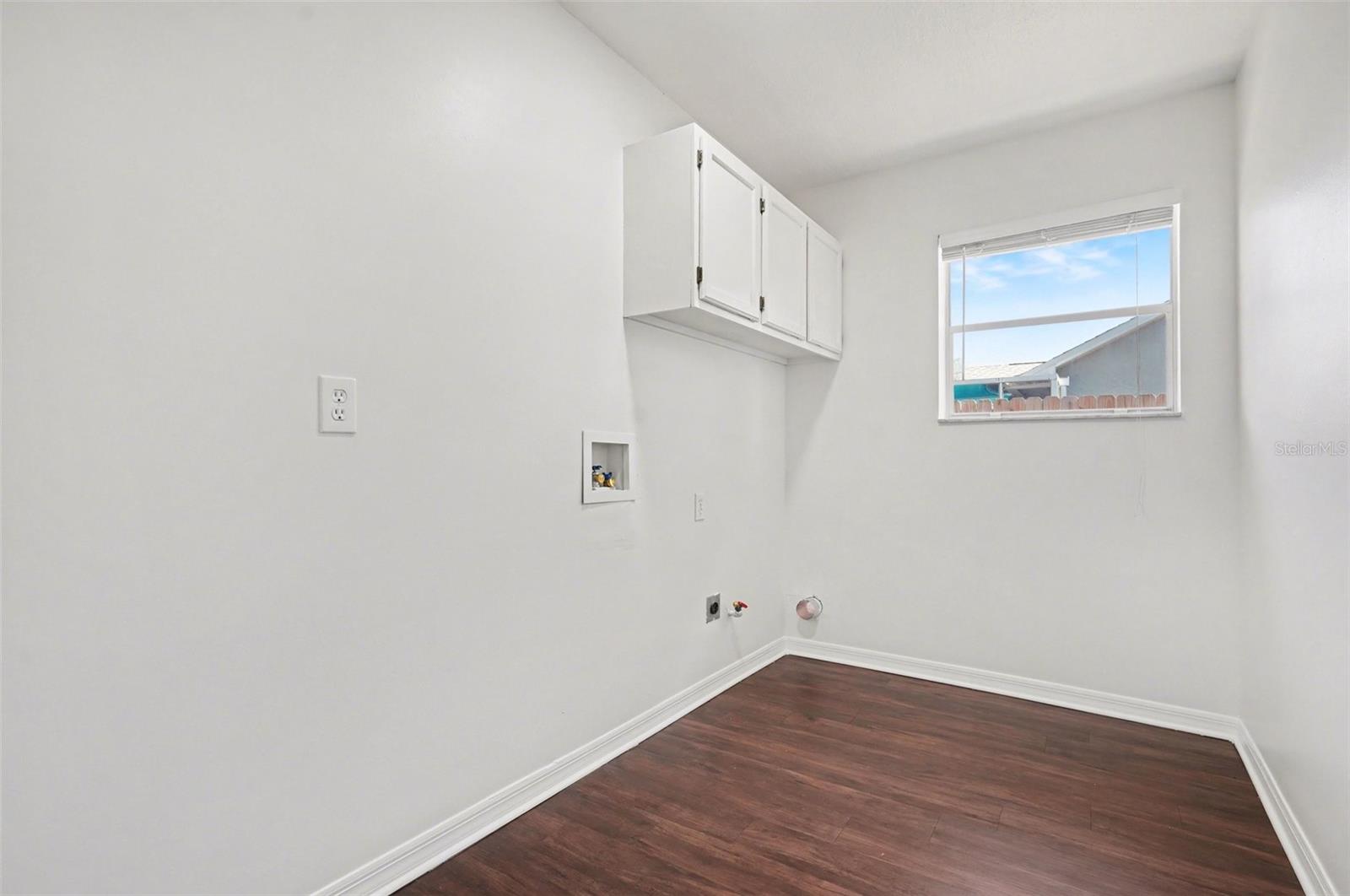 Image 3 of 25 For 3334 Lake View Circle