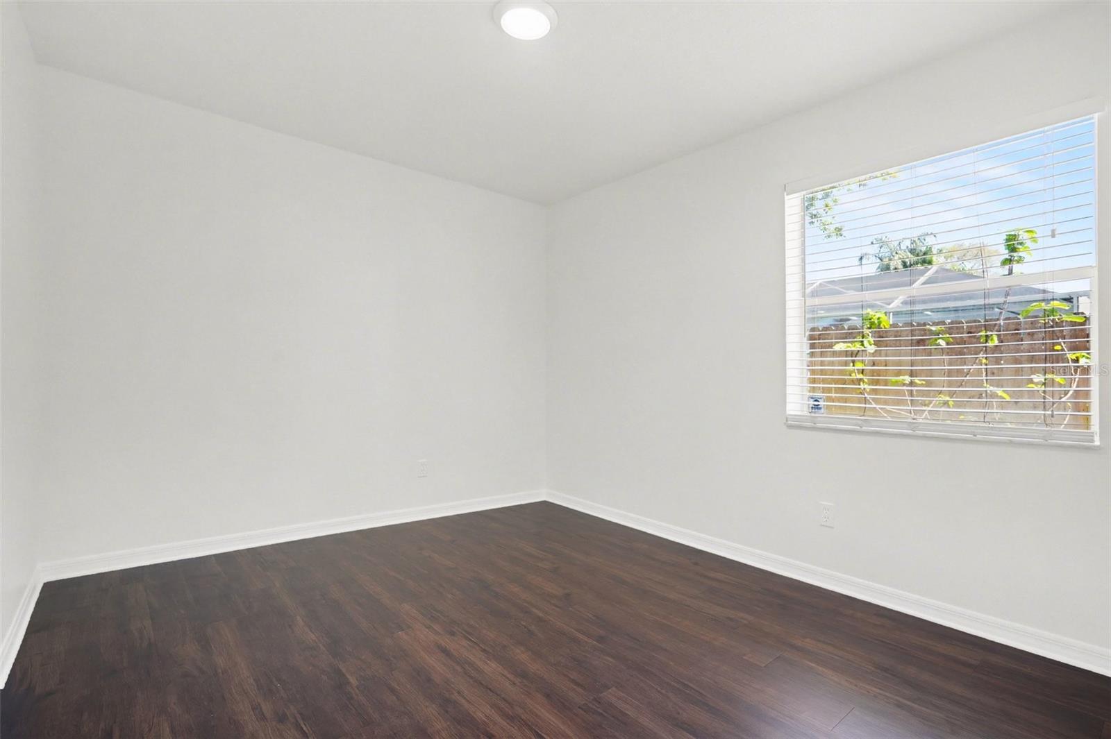 Image 4 of 25 For 3334 Lake View Circle