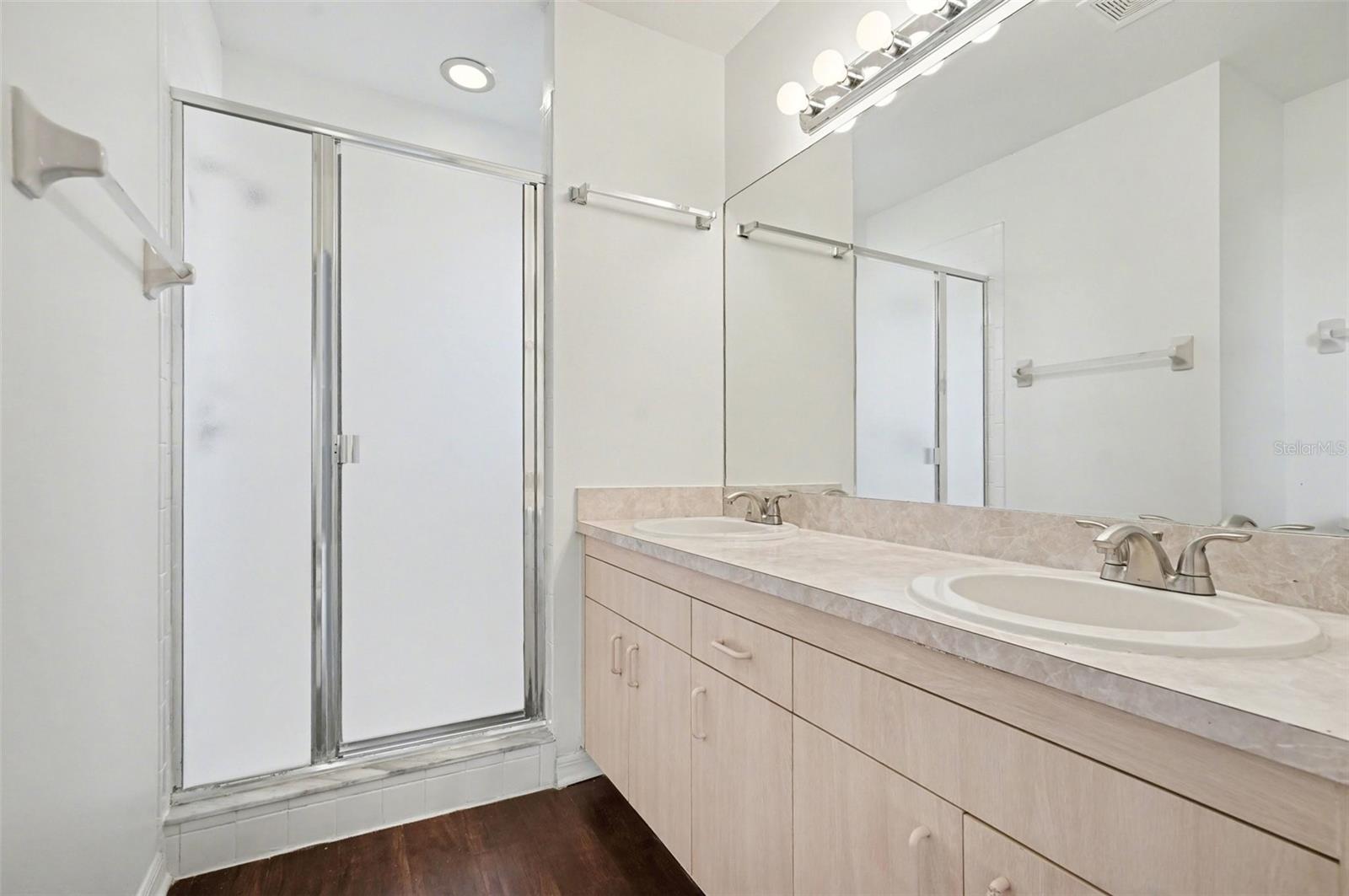 Image 7 of 25 For 3334 Lake View Circle