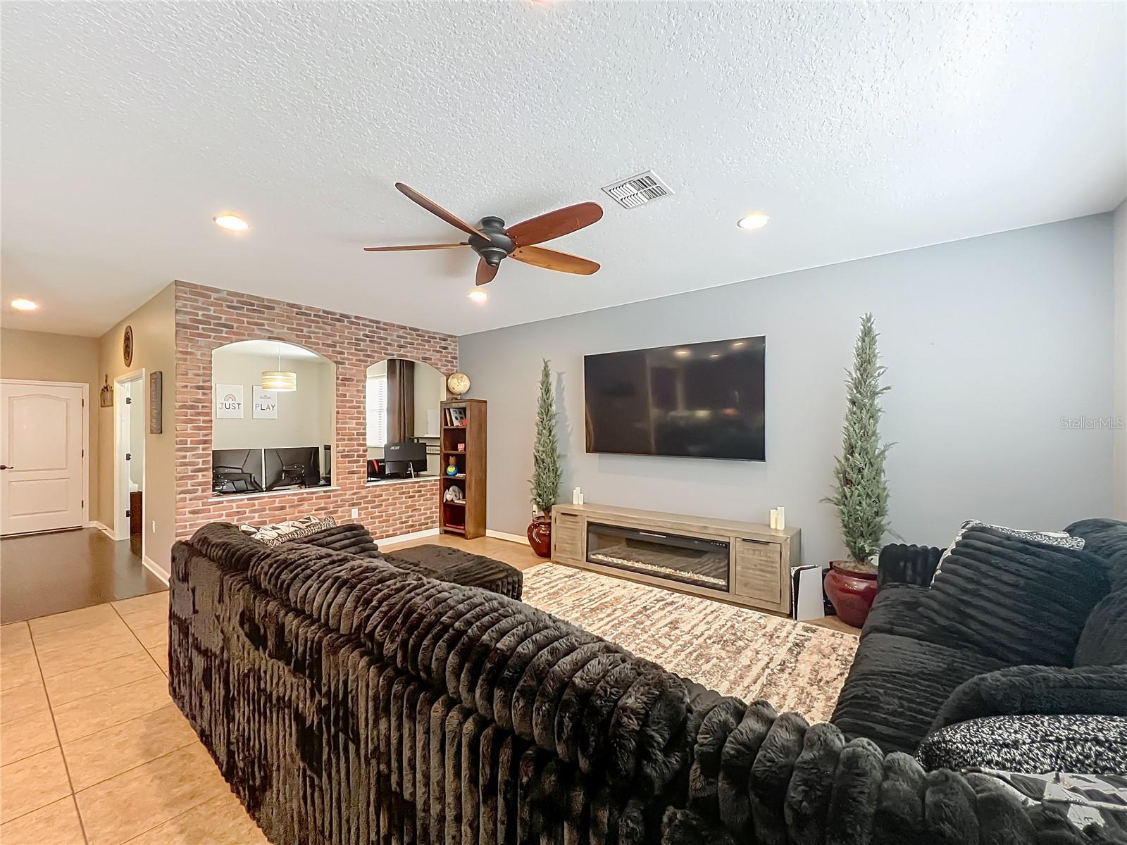 Image 8 of 43 For 10110 Armando Circle