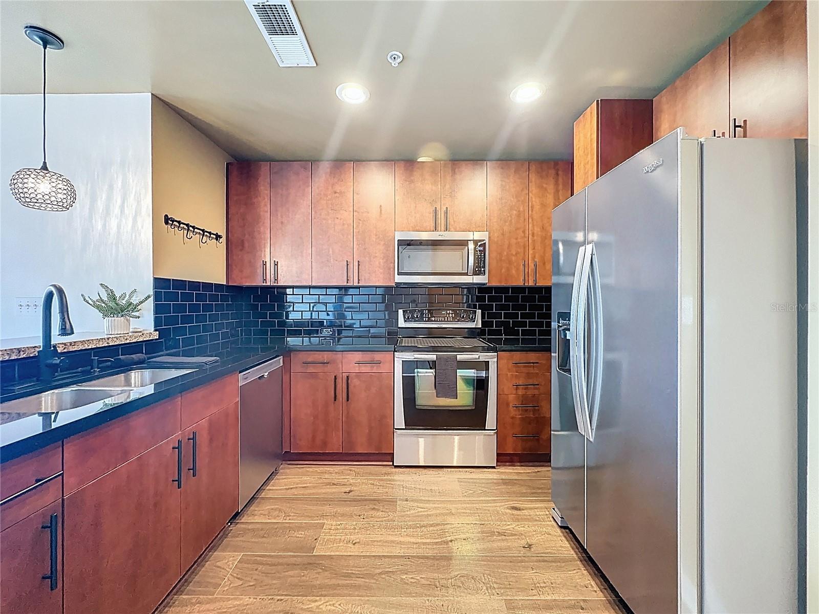 Image 5 of 30 For 155 Court Avenue 1013