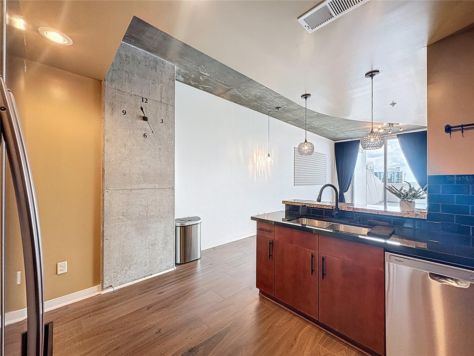 Image 7 of 30 For 155 Court Avenue 1013