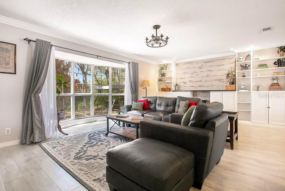 Image 11 of 34 For 741 Saxby Avenue