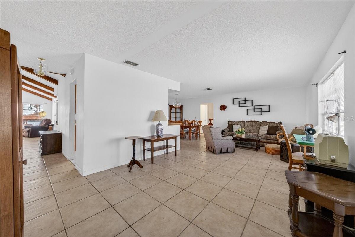 Image 12 of 39 For 189 Autumn Avenue