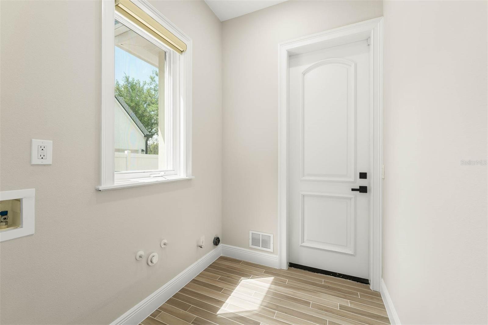 Image 31 of 90 For 1860 Via Contessa