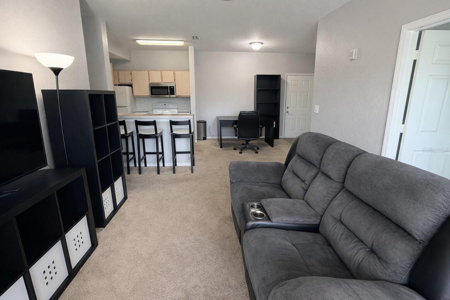 Image 5 of 13 For 5483 Vineland Road 10301