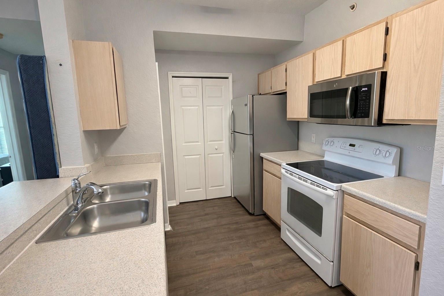 Image 6 of 13 For 5483 Vineland Road 10301