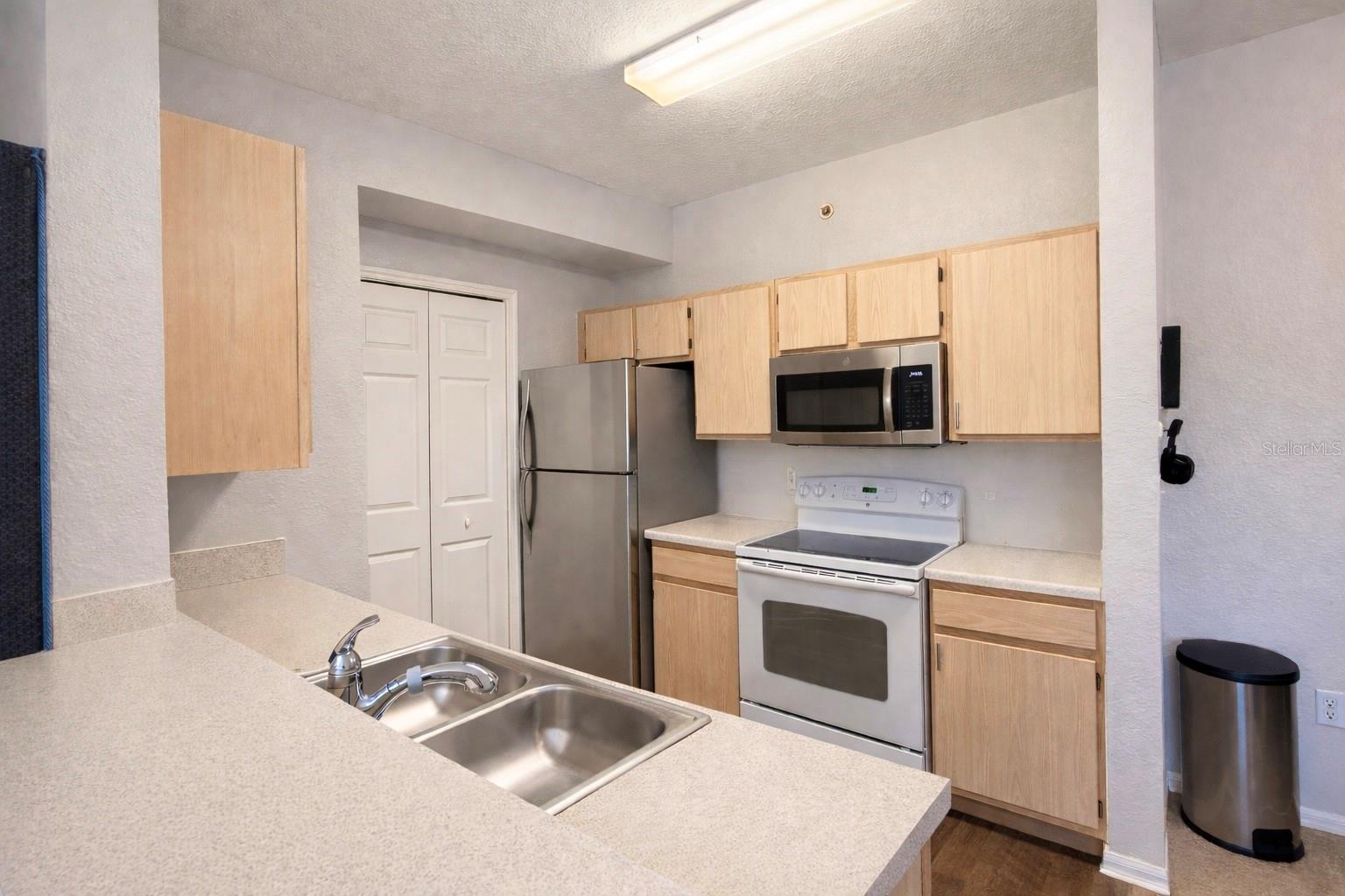 Image 7 of 13 For 5483 Vineland Road 10301