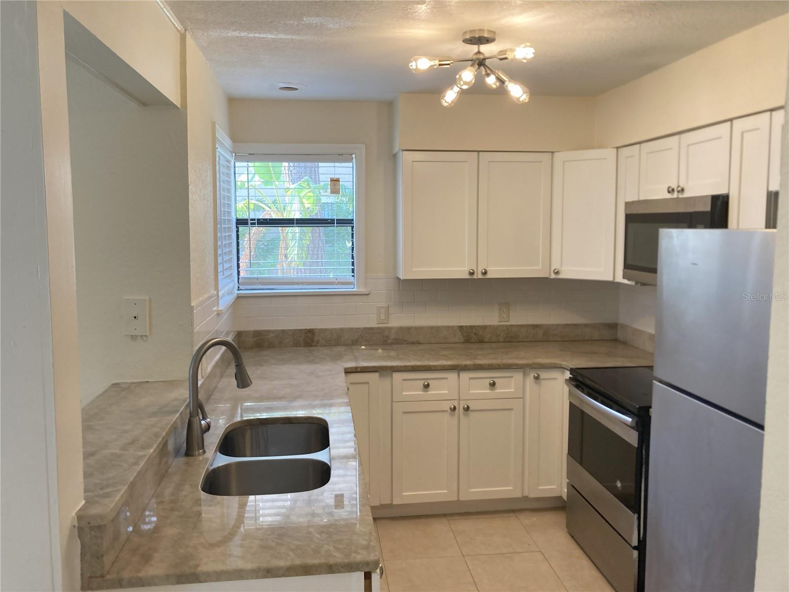 Image 4 of 21 For 2918 Antique Oaks Circle 25